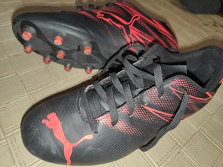 Botas de fútbol Puma negras y rojas