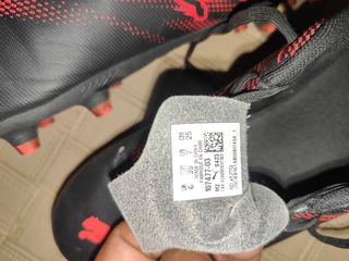 Botas de fútbol Puma negras y rojas