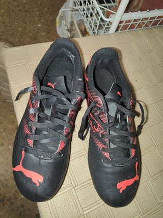Botas de fútbol Puma negras y rojas
