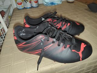 Botas de fútbol Puma negras y rojas