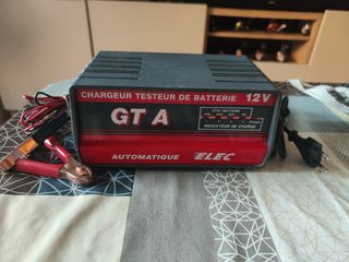 Cargador y Comprobador de Baterías 12V