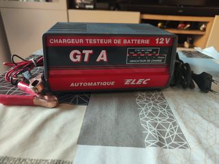 Cargador y Comprobador de Baterías 12V