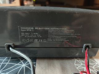 Cargador y Comprobador de Baterías 12V