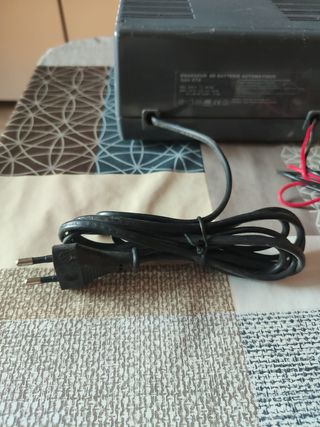 Cargador y Comprobador de Baterías 12V