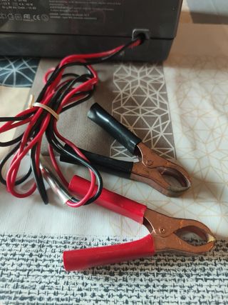 Cargador y Comprobador de Baterías 12V