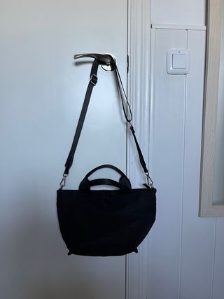 Bolso negro mediano con asa y correa