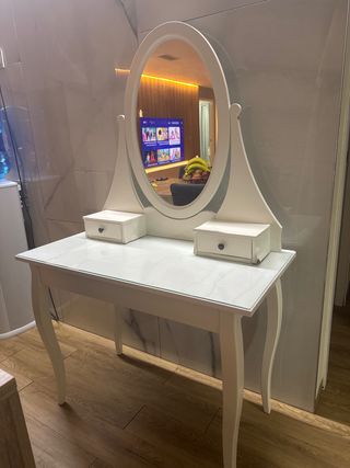 Tocador blanco con espejo ovalado