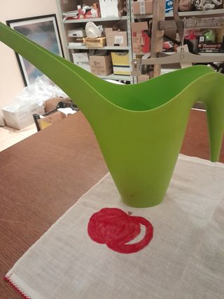 Bellissimi annaffiatoi verdi e arancioni