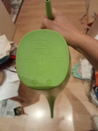 Bellissimi annaffiatoi verdi e arancioni