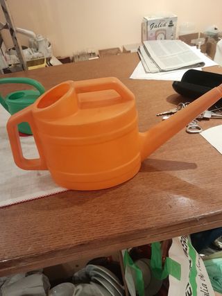 Bellissimi annaffiatoi verdi e arancioni