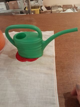 Bellissimi annaffiatoi verdi e arancioni