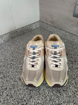 Nike Vomero 5 Beige/Amarillo Nuevas