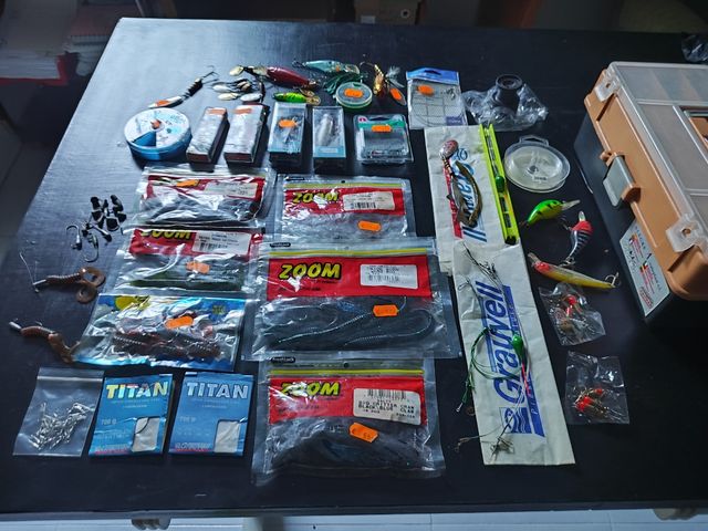 Caja de pesca con señuelos y accesorios