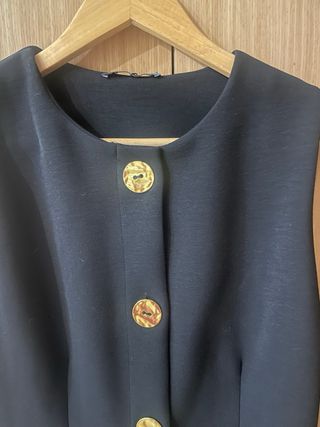 Vestido Zara negro corto botones dorados