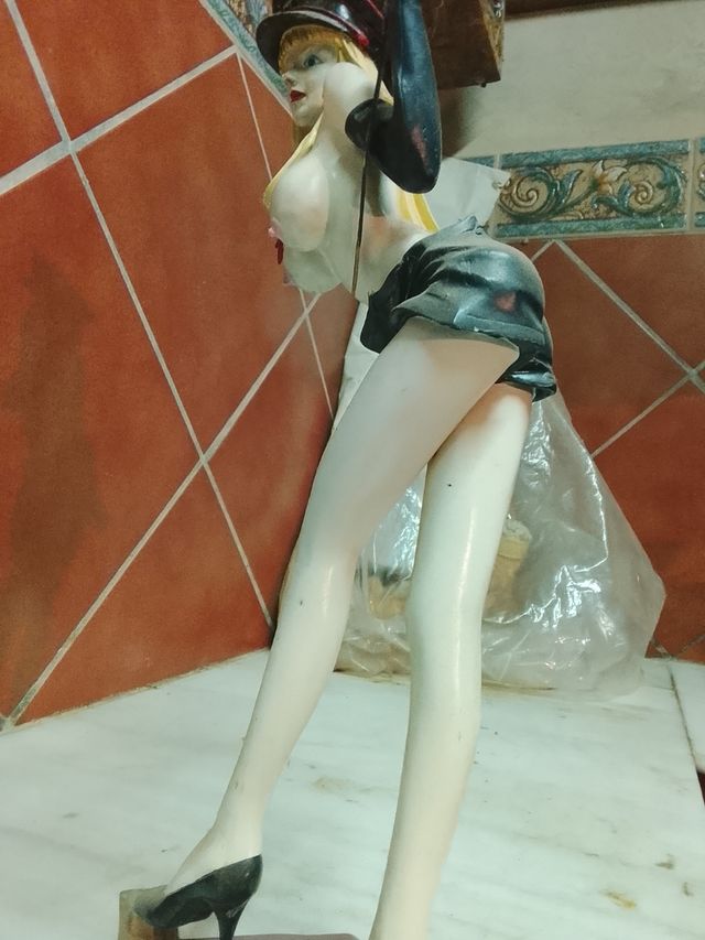 Estatua de mujer sentada
60cm de altura, es grande