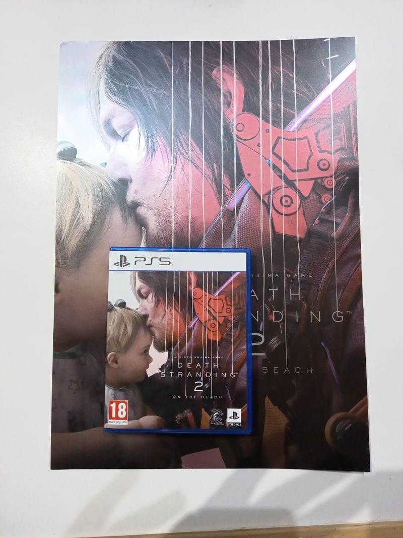 Imagen de Death Stranding 2 PS5 junto lamina promocional