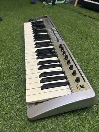 Controlador MIDI Evolution MK449C