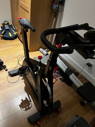 Bicicleta estática spinning. negra moderna