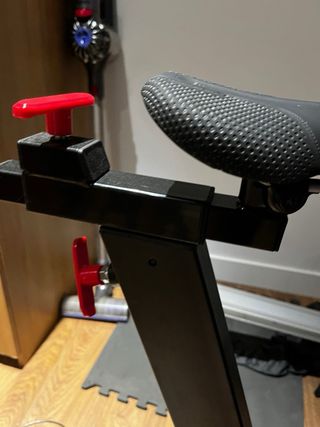 Bicicleta estática spinning. negra moderna