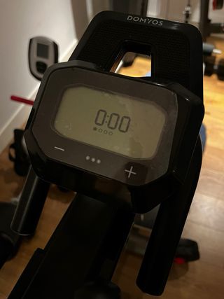Bicicleta estática spinning. negra moderna