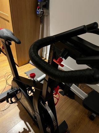 Bicicleta estática spinning. negra moderna
