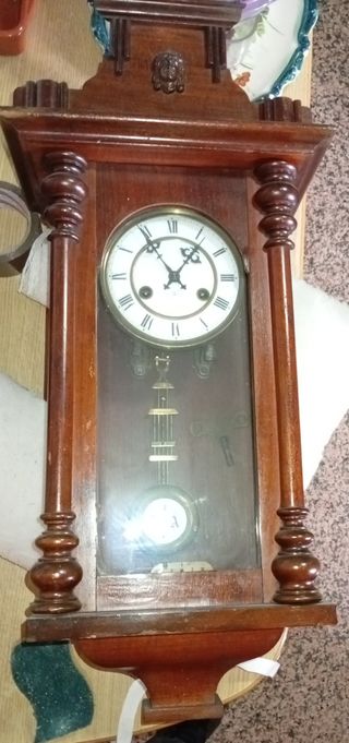 Reloj de péndulo antiguo de madera