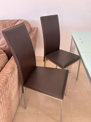 Mesa extensible y 4 sillas comedor