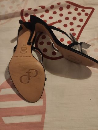Sandalias de tacón Carmen Poveda negras