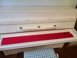 Piano de pared blanco