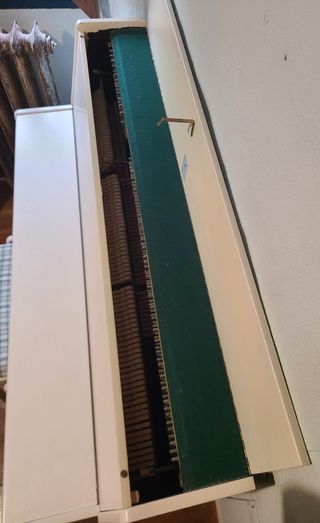 Piano de pared blanco