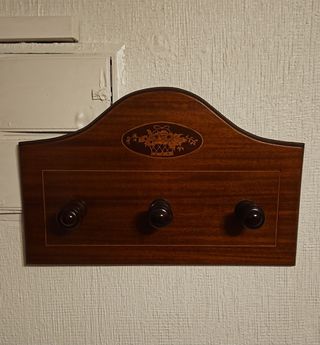 Perchero de madera con diseño floral