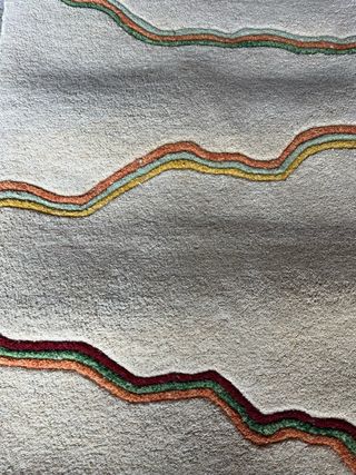 Alfombra de lana beige con diseño ondulado
