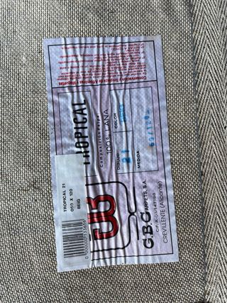 Alfombra de lana beige con diseño ondulado