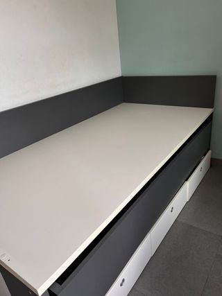 Juego de cama nido y mesita .