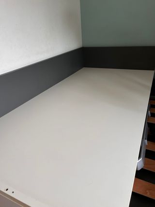 Juego de cama nido y mesita .