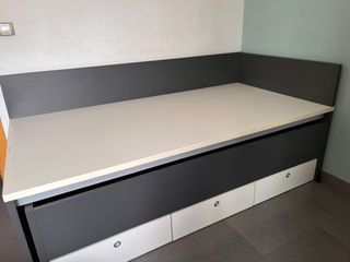 Juego de cama nido y mesita .