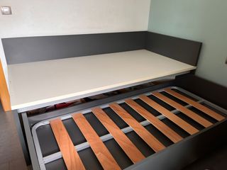 Juego de cama nido y mesita .