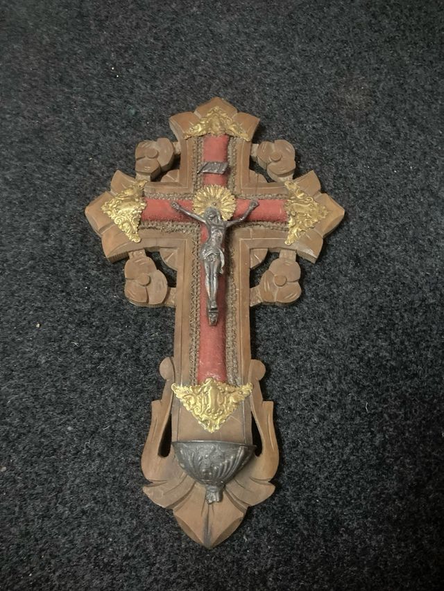 Crucifijo antiguo de pared con pila de agua bendit