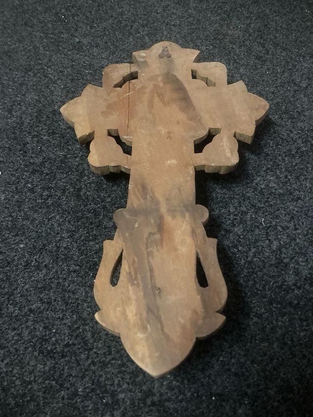 Crucifijo antiguo de pared con pila de agua bendit