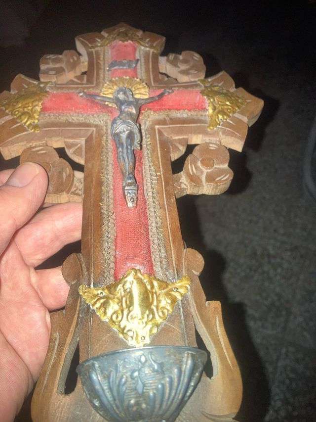 Crucifijo antiguo de pared con pila de agua bendit