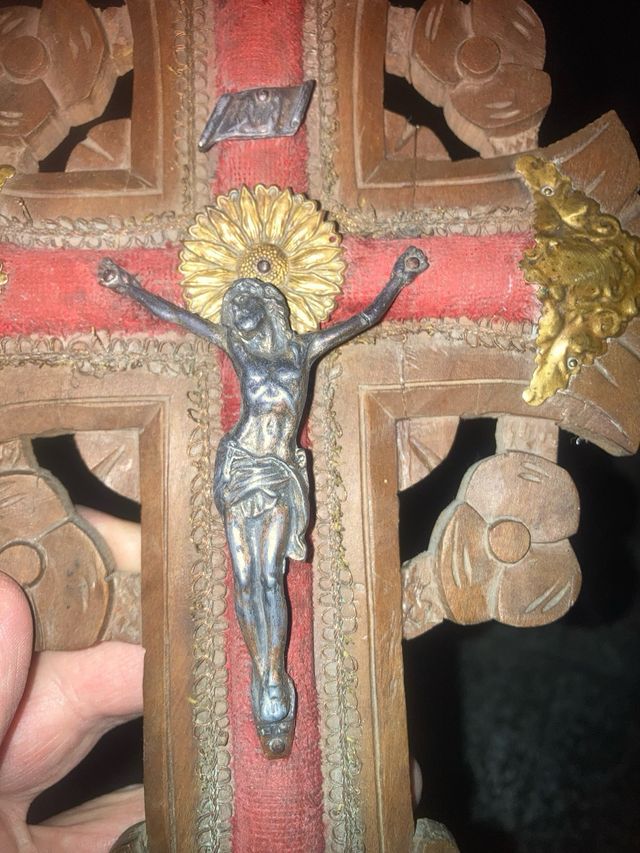 Crucifijo antiguo de pared con pila de agua bendit