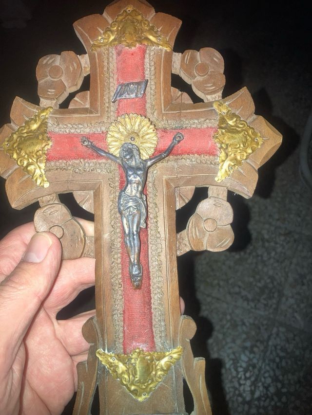 Crucifijo antiguo de pared con pila de agua bendit