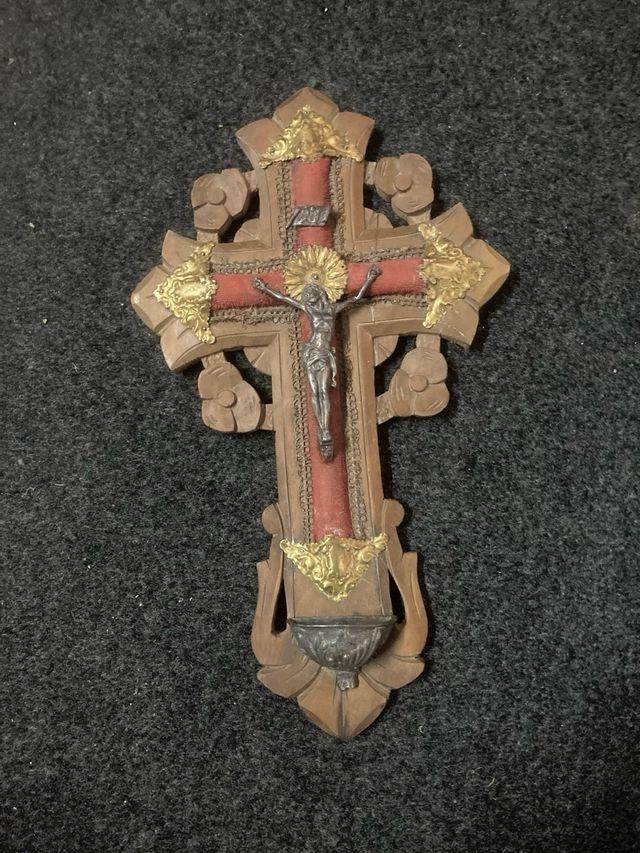 Crucifijo antiguo de pared con pila de agua bendit