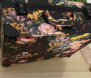 Maletín maquillaje floral negro