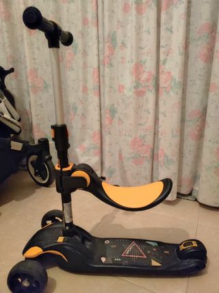 Patinete infantil con asiento.