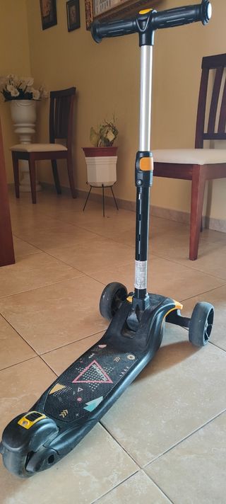 Patinete infantil con asiento.