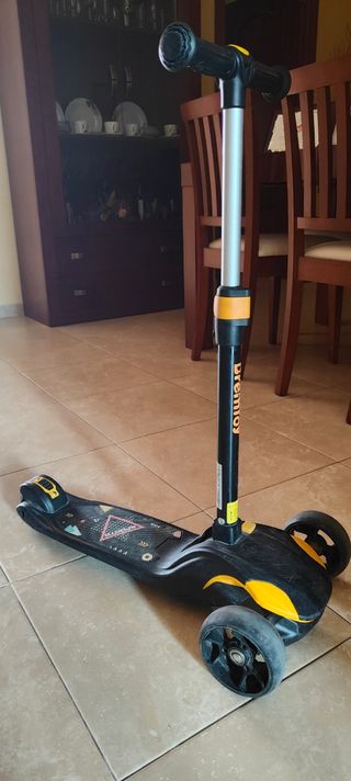 Patinete infantil con asiento.