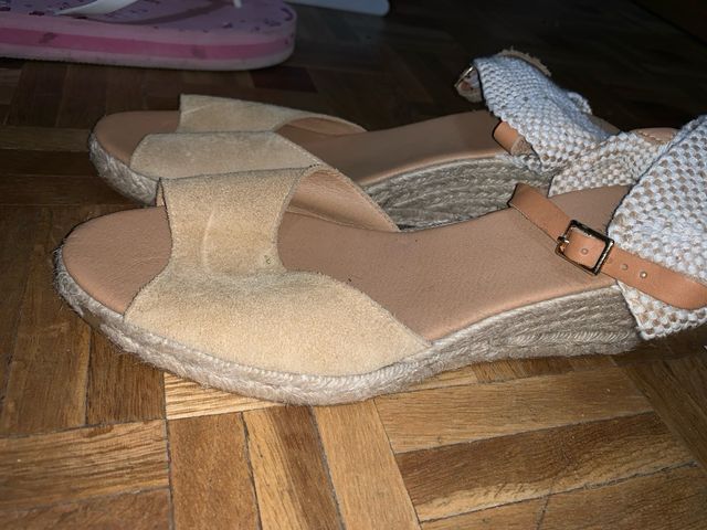 Sandali con zeppa beige