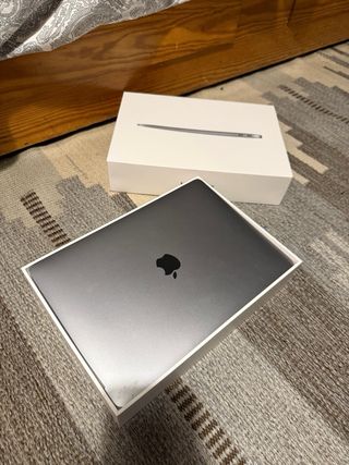 MacBook Air 13” Plata/Gris Espacial Caja