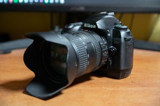 Nikon D70s + Objetivo AF-S Nikkor 18-200mm VR